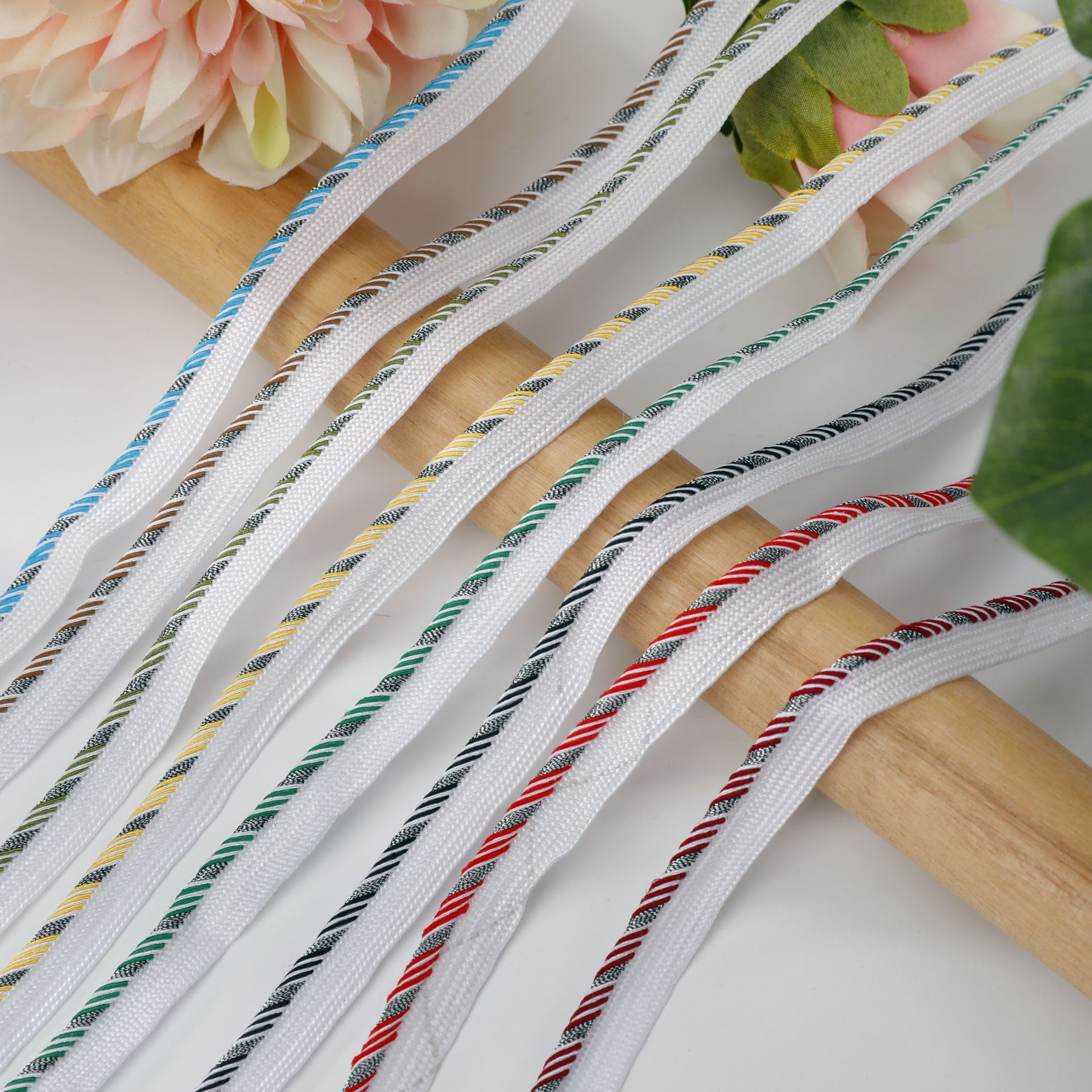 شريط زخرفي ملون بقاعدة بيضاء ب - مراجعة Sewing Thread In Textile وسعره